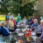 Członkowie Klubu Seniora podczas spożywania posiłku
